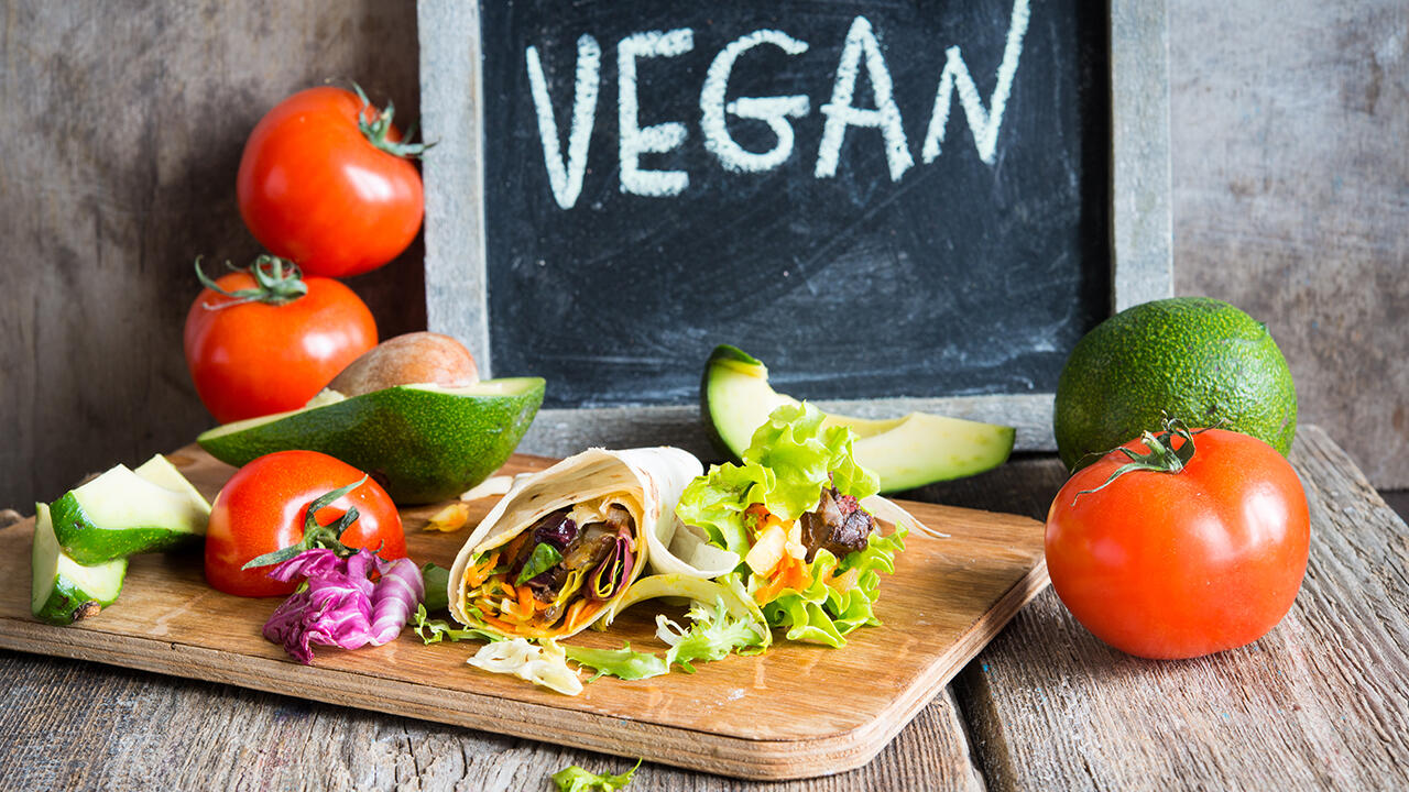 Eine ausgewogene vegane Ernährung versorgt den Körper mit vielen wichtigen Nährstoffen. Eine ausgewogene vegane Ernährung versorgt den Körper mit vielen wichtigen Nährstoffen.
