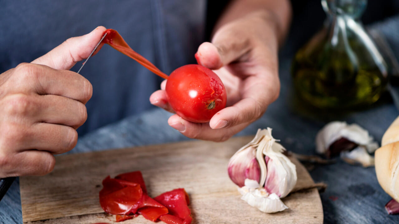 Haben Sie die Tomaten blanchiert und kalt abgeschreckt, können Sie die Schale leicht mit einem Messer abziehen. Haben Sie die Tomaten blanchiert und kalt abgeschreckt, können Sie die Schale leicht mit einem Messer abziehen.