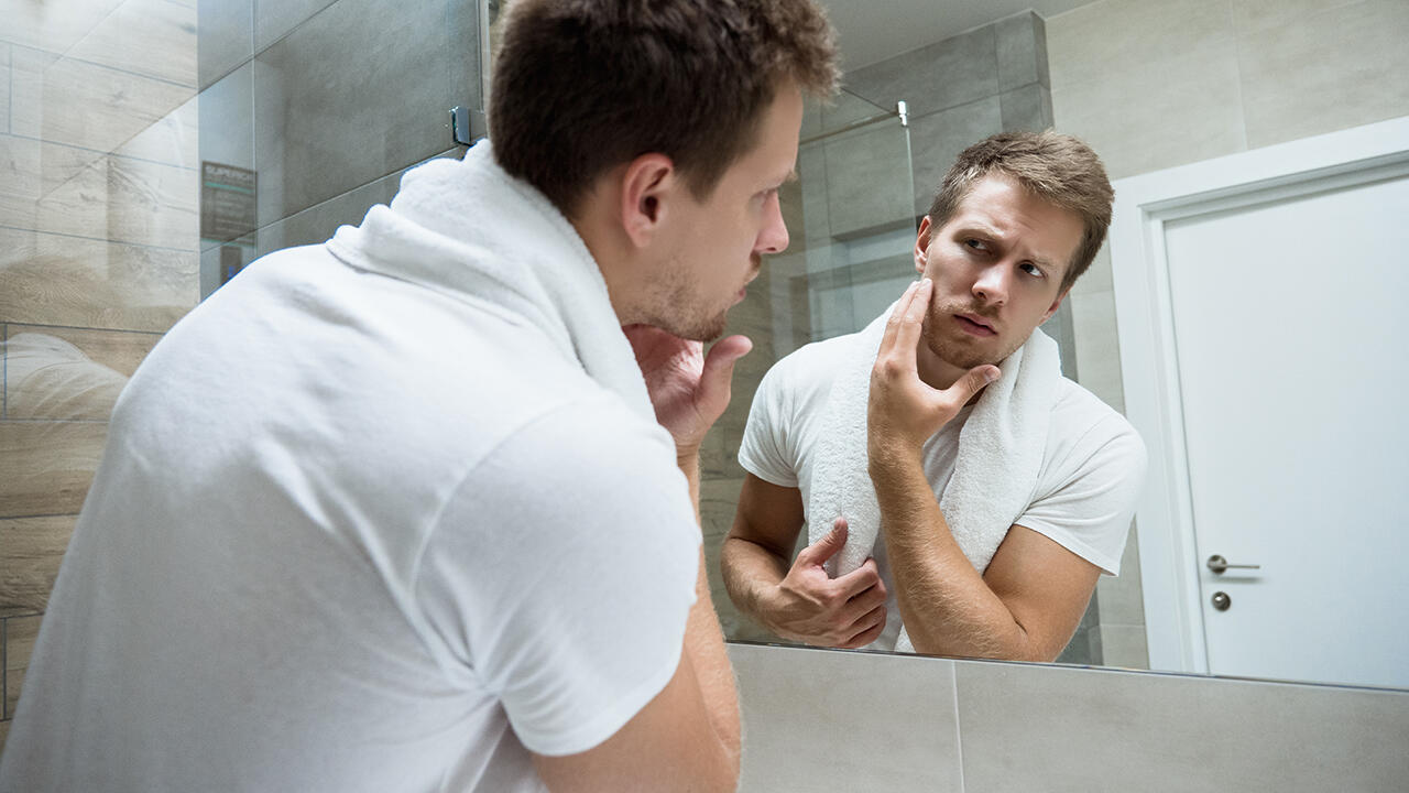 Nach der Rasur kann die Haut brennen und jucken: Mit einem Aftershave-Balsam soll das nicht passieren. Nach der Rasur kann die Haut brennen und jucken: Mit einem Aftershave-Balsam soll das nicht passieren.