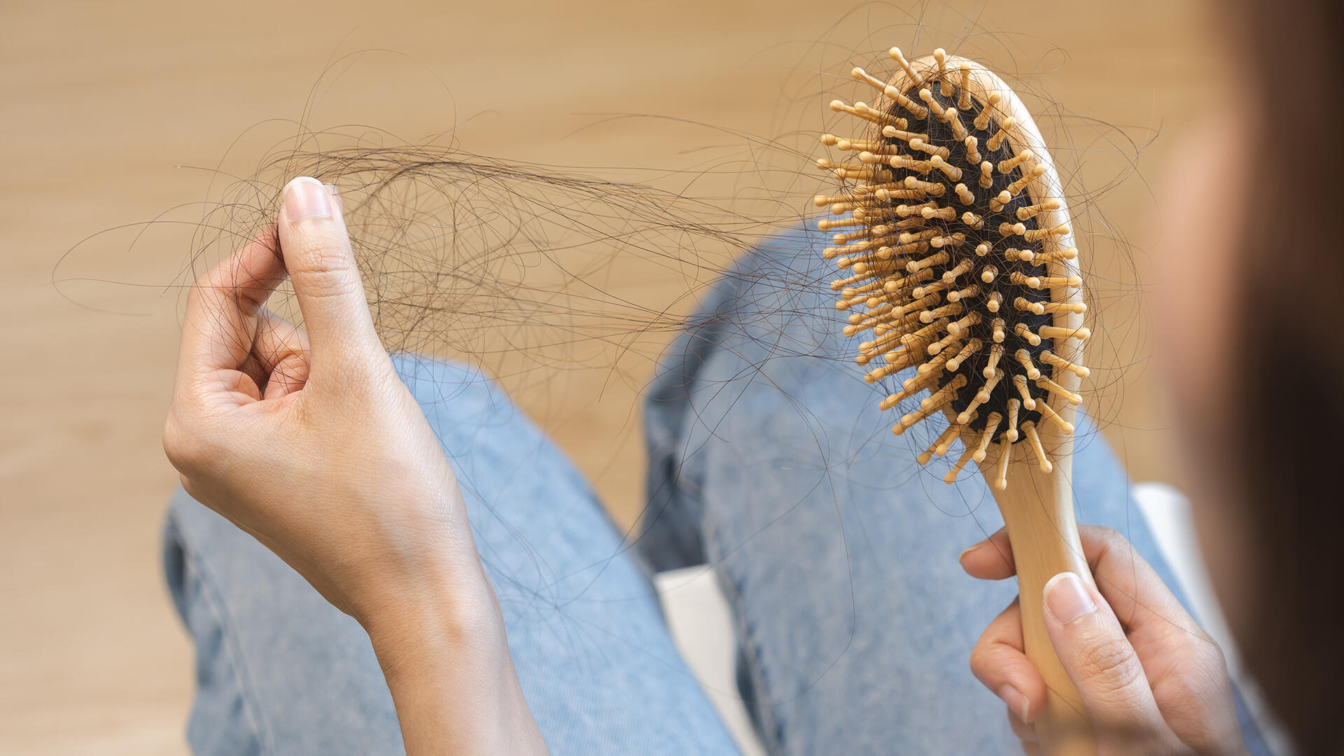 Auch Haarbürsten sollten regelmäßig gereinigt werden. Auch Haarbürsten sollten regelmäßig gereinigt werden.