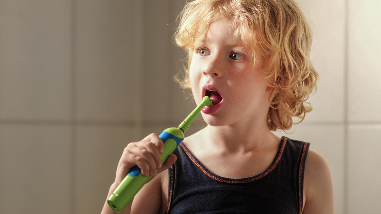 Es gibt eine große Auswahl an elektrischen Zahnbürsten für Kinder. Doch welche Marken sind empfehlenswert? Wir haben elf elektrische Kinderzahnbürsten geprüft. Es gibt eine große Auswahl an elektrischen Zahnbürsten für Kinder. Doch welche Marken sind empfehlenswert? Wir haben elf elektrische Kinderzahnbürsten geprüft.