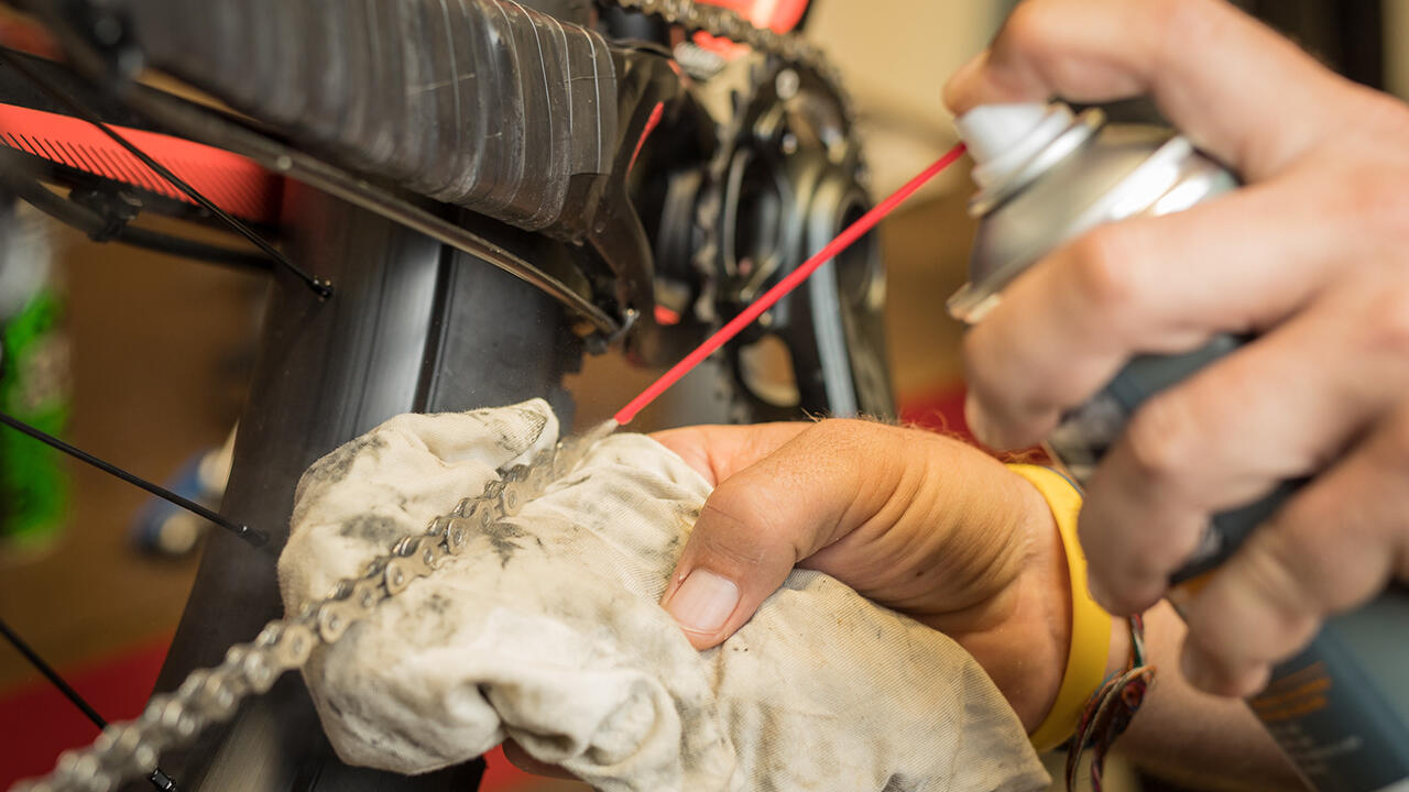 Die Fahrradkette lässt sich einfach reinigen und warten. Öl oder Mittel wie WD-40 bewirken kleine Wunder. Die Fahrradkette lässt sich einfach reinigen und warten. Öl oder Mittel wie WD-40 bewirken kleine Wunder.